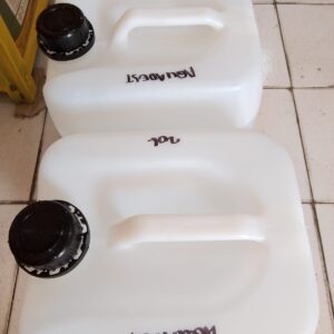 Aquades (air murni atau distilled water)